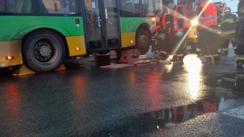 Rondo Rataje: Kobieta wpadła pod autobus [ZDJĘCIA]