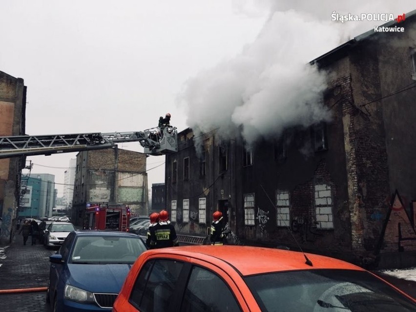 Pożar pustostanu w Katowicach: policjanci uratowali czworo...