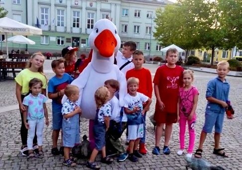 Podsumowanie letniej akcji Koalicji dla Młodych w Białobrzegach odbyło się na placu Zygmunta Starego. Wolontariuszki organizowały integracyjne zajęcia dla dzieci z Polski i Ukrainy od lipca.