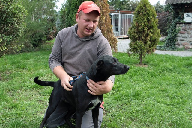 To kundelek średniej wielkości. Łagodny. Bardzo lubi przebywać z ludźmi i bardzo tego pragnie, czego dowodem jest to, że bardzo tulił się do opiekuna Marcina Grzywacza