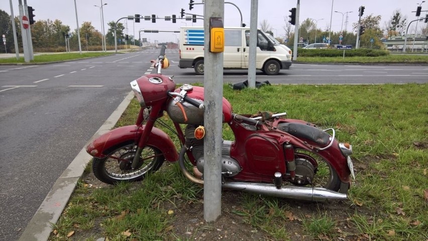 Wypadek z udziałem motocyklu na rondzie gen. Maczka