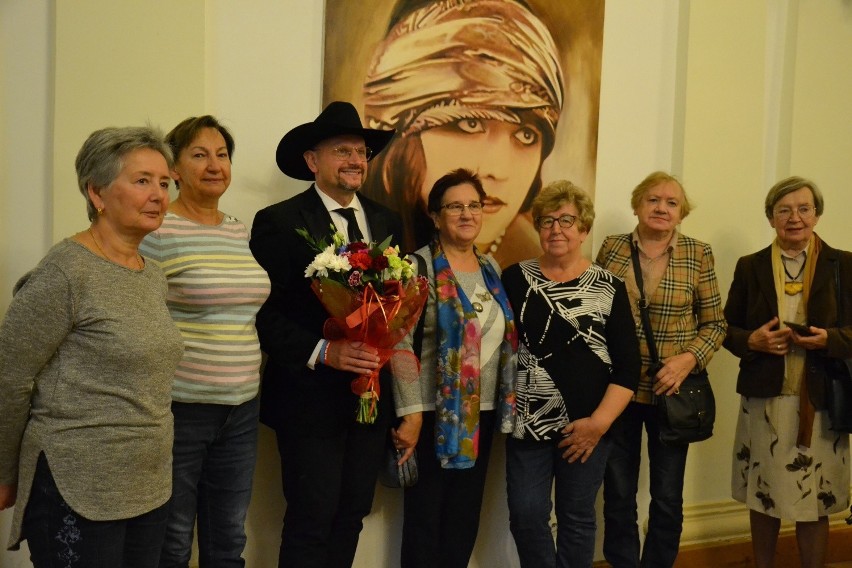 Mariusz Kotowski, laureat Politki 2011, odsłonił swoją tabliczkę na bulwarze Poli Negri w Lipnie 