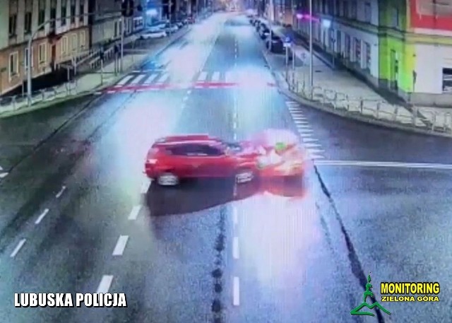 W Zielonej Górze na skrzyżowaniu ulic Bohaterów Westerplatte i Ułańskiej doszło do zderzenia dwóch pojazdów osobowych. Przebieg zdarzenia zarejestrowała kamera miejskiego monitoringu, a dzięki nagraniu, nie było wątpliwości jak do tego doszło i kto jest za nie odpowiedzialny.