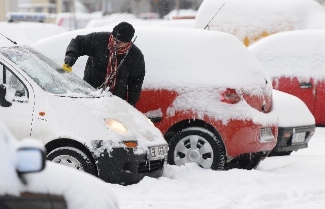 Zanim wyruszymy w trasę trzeba dobrze odśnieżyć auto.