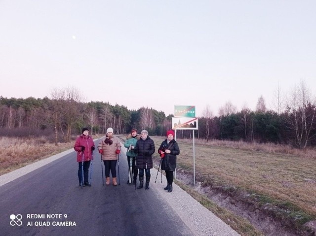 Niedawno członkowie Dojrzałej Akademii z Krzesławic wybrali się na spacer Nordic Walking po okolicznych drogach.