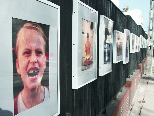 Na płocie przy ul. Fabrycznej 10 od sześciu lat białostoczanie mogą podziwiać zmieniające się wystawy zdjęć. Organizatorzy czekają na nowe fotografie.