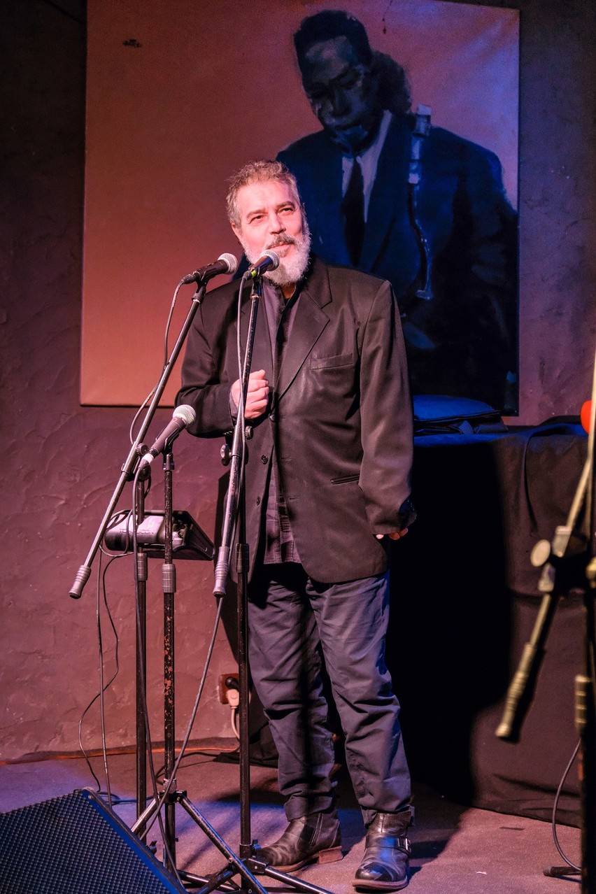 Jorgos Skolias podczas koncertu w klubie Blue Note