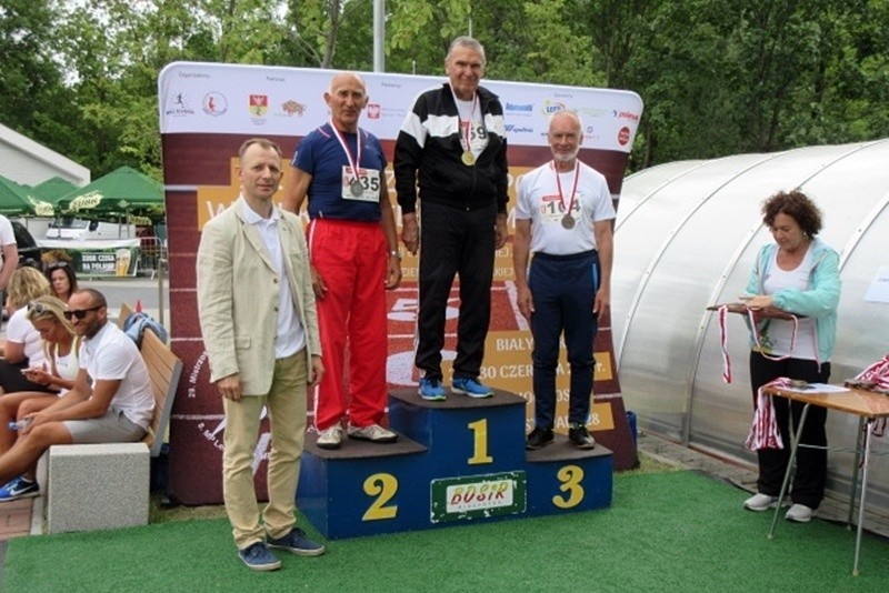 Sportowcy weterani z powiatu skarżyskiego wrócili z mnóstwem medali z mistrzostw Polski w Białymstoku