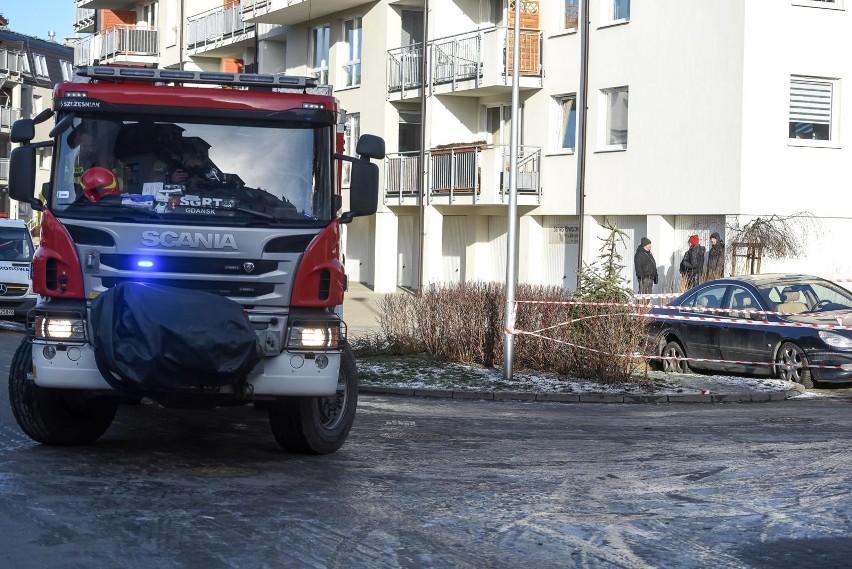 Zapadła się droga na gdańskiej Morenie! 18.01.2022 r. Samochód oparł się o studzienkę [ZDJĘCIA]