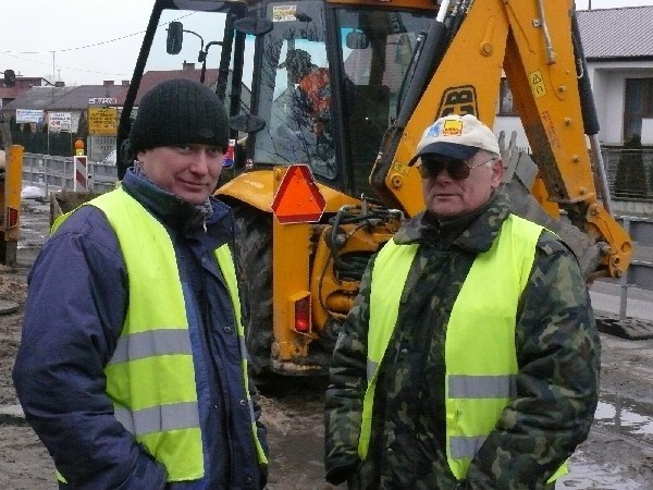 Artur Czerski (z lewej) i Kazimierz Pidek, kierownicy z lubelskiej firmy Taylor zapowiadają, że co miesiąc będzie gotowe sto metrów kanalizacji.