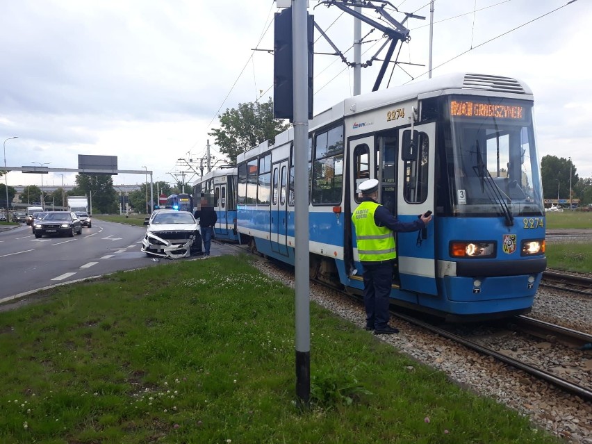 Wrocław: Wypadek tramwaju. Ranny jest motorniczy
