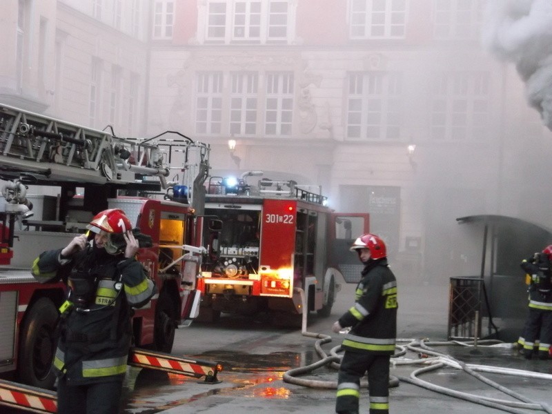 Wrocław: Pożar w pasażu Niepolda. Palił się klub Mundo 71 przy Ruskiej (FILM, NOWE ZDJĘCIA)