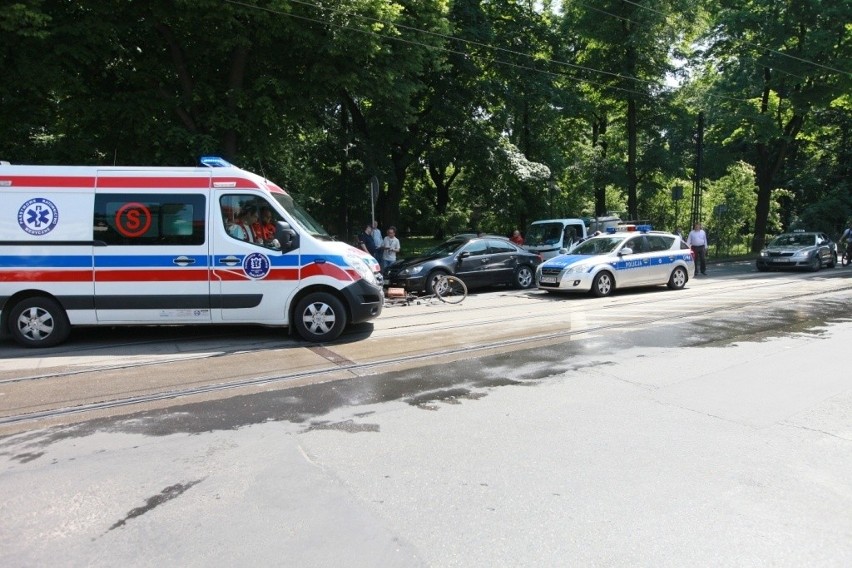 Kraków: wypadek na ul. Dunajewskiego. Rowerzystka wpadła pod samochód