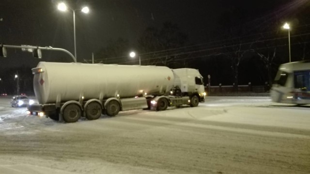 Ciężarówka nie może przejechać przez skrzyżowanie Bajana z Lotniczą, Wrocław, 11.01.2017