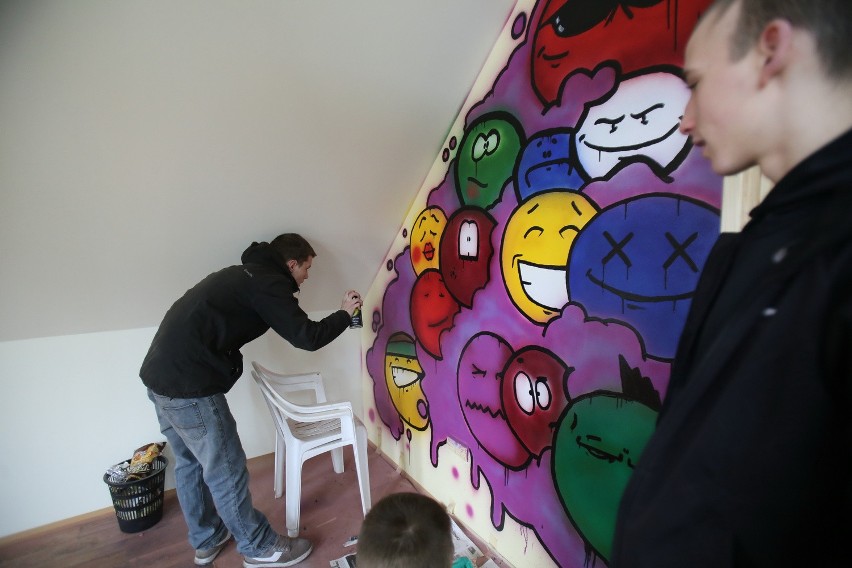 Grafficiarze malują siedzibę wolontariuszy w Chorzowie [ZDJĘCIA]
