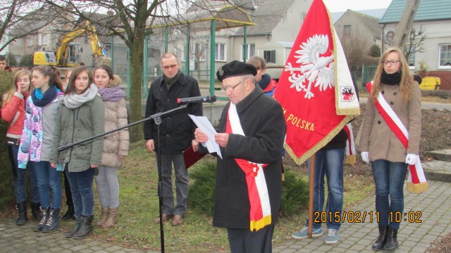 Pod pomnikiem złożono kwiaty i były okolicznościowe przemówienia.