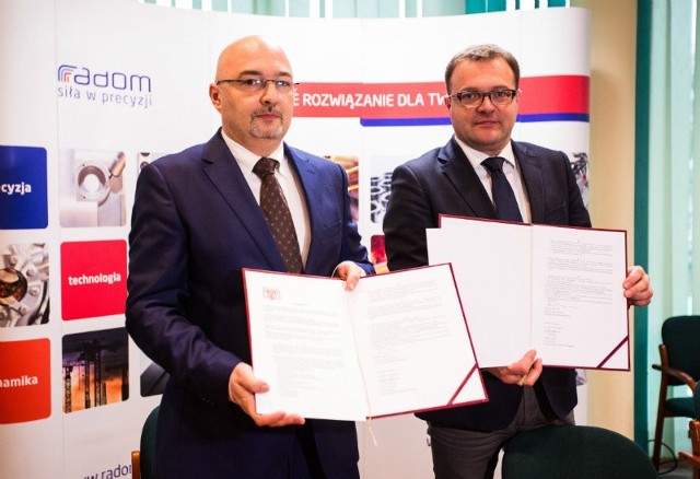 Prezydent Radomia Radosław Witkowski i prezes Dynamic Safety Corporation Tomasz Kwoczak po podpisaniu listu intencyjnego.