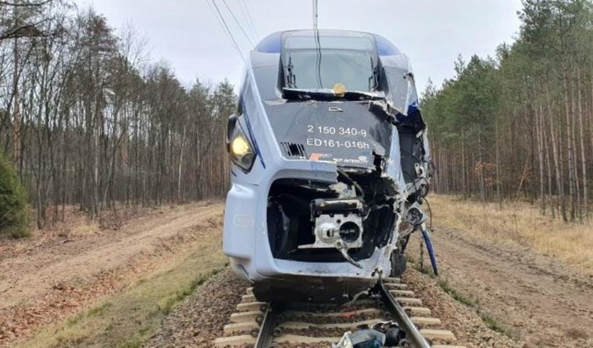 Tir wjechał pod Darta z Pesy. Tragedia! Tam wcześniej rozbił się pociąg Pendolino [zdjęcia]