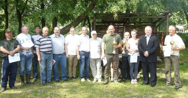 Zwycięzcy zawodów z koneckimi samorządowcami.