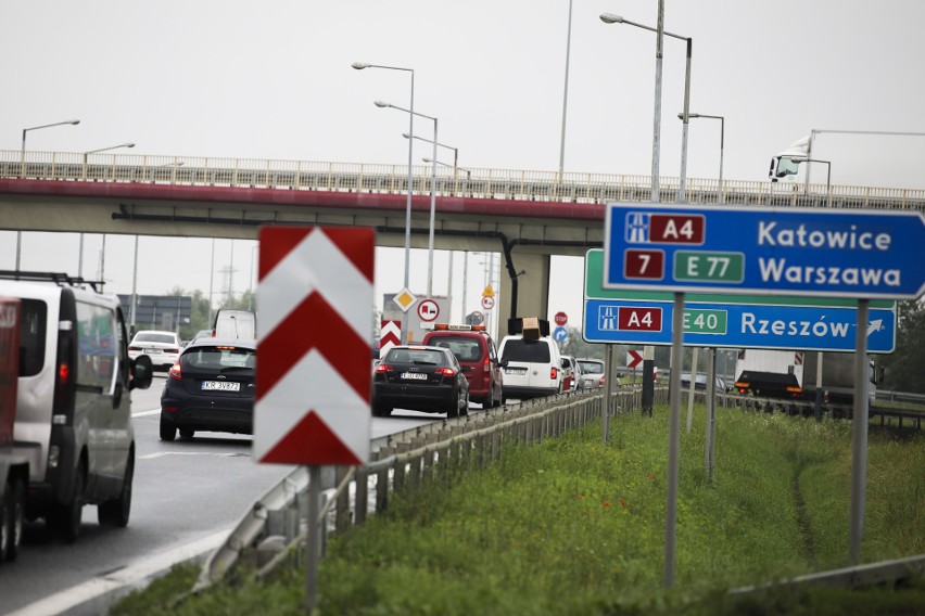 Kraków. Rozpoczął się remont wiaduktu nad A4. Na autostradzie tworzą się korki [ZDJĘCIA]