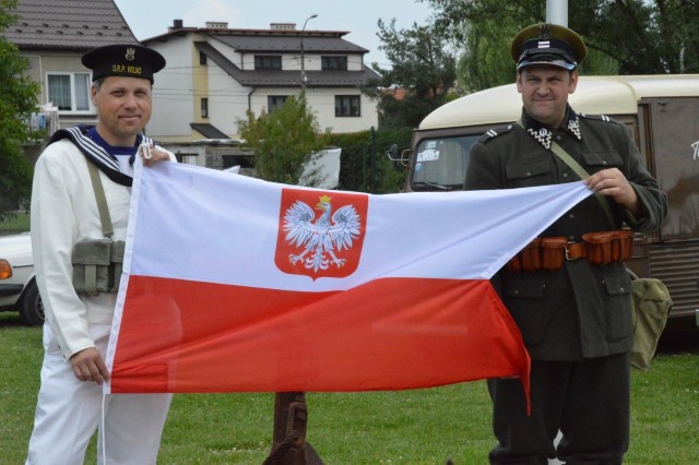 Rekonstruktorzy z Białorusi w polskich mundurach, upamiętniający wspólną historię. Trzymają (bo nie wolno jej wieszać poza okrętami) oryginalną polską banderę