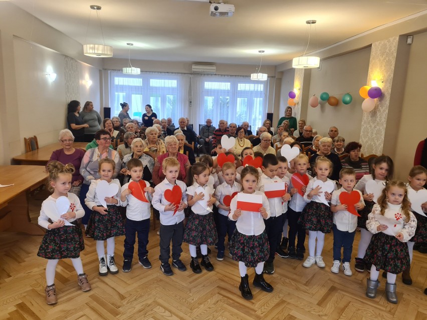 Przedszkolaki z MP24 w Zielonej Górze dały patriotyczny koncert przed pensjonariuszami z Dziennego Domu Seniora "Wigor"