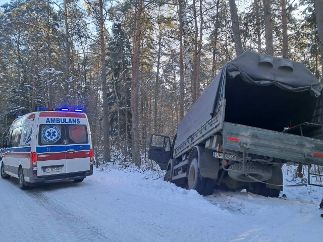 Według wstępnej hipotezy, z powodu trudnych warunków atmosferycznych, wojskowa ciężarówka wpadła w poślizg i wypadła z drogi