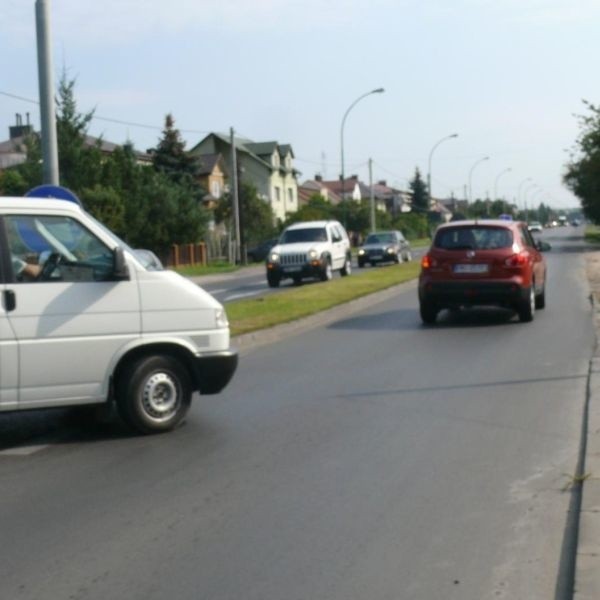 Ulica Wolności w Mielcu należy do jednej z najbardziej najniebezpieczniejszych w mieście: brakuje chodników, znaków drogowych, nie mówiąc już o samej drodze. Długo wyczekiwany remont miał ruszyć już za tydzień.