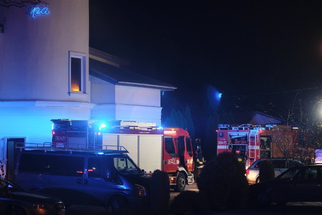 Pożar w Hotelu Gloria przy ul. Sybiraków w Przemyślu wybuchł w czwartek przed godz. 20.Na miejsce zadysponowano 4 zastępy strażaków, w tym drabinę mechaniczną. Pożar pojawił się na poddaszu drewnianego budynku przylegającego do hotelu, w którym znajduje się sauna. Pożarem objęta została pow. około 12 metrów kwadratowych. Strażacy podali jeden prąd wody. Z hotelu ewakuowano personel i gości. Dwie osoby źle się poczuły i wezwano do nich pogotowie ratunkowe. Jedna z nich trafiła do szpitala.Poddasze zapaliło się najprawdopodobniej od komina w saunie.Zobacz także: Wybuch i pożar w kamienicy w Mieszkowicach. Trzy osoby ranne, jedna cieżko
