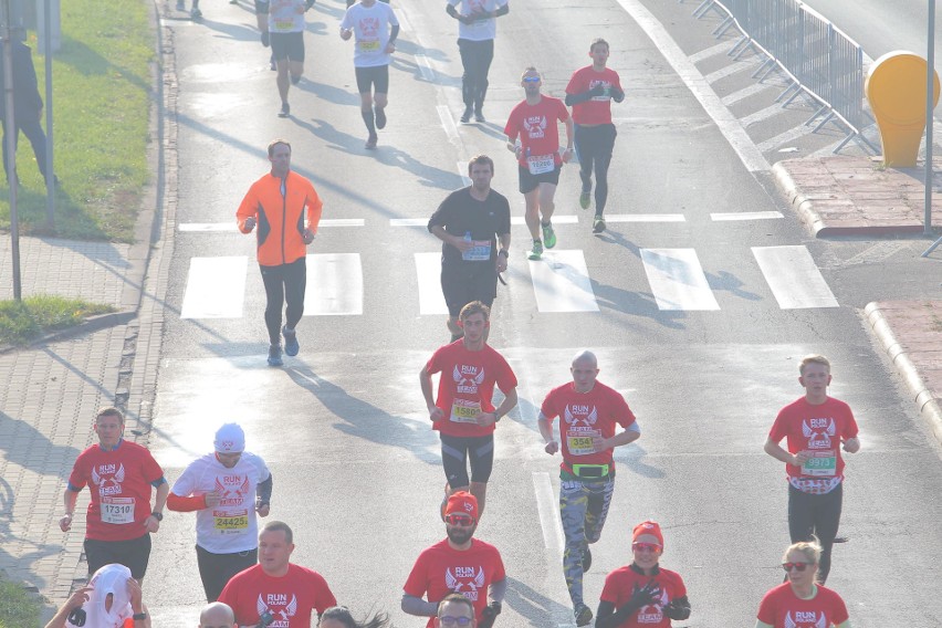 Około 25 tysięcy biegaczy zmaga się z 10-kilometrową trasą...