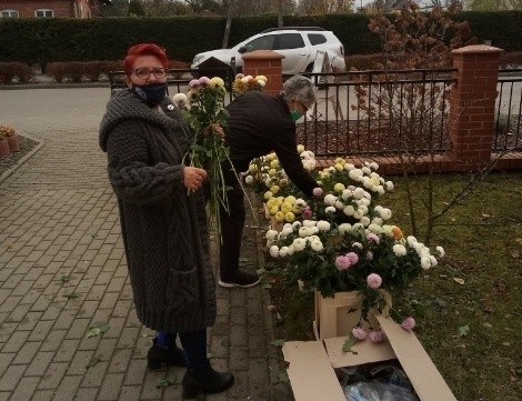 Pomoc dla ogrodników w Kołczygłowach. Kwiaty za nakrętki