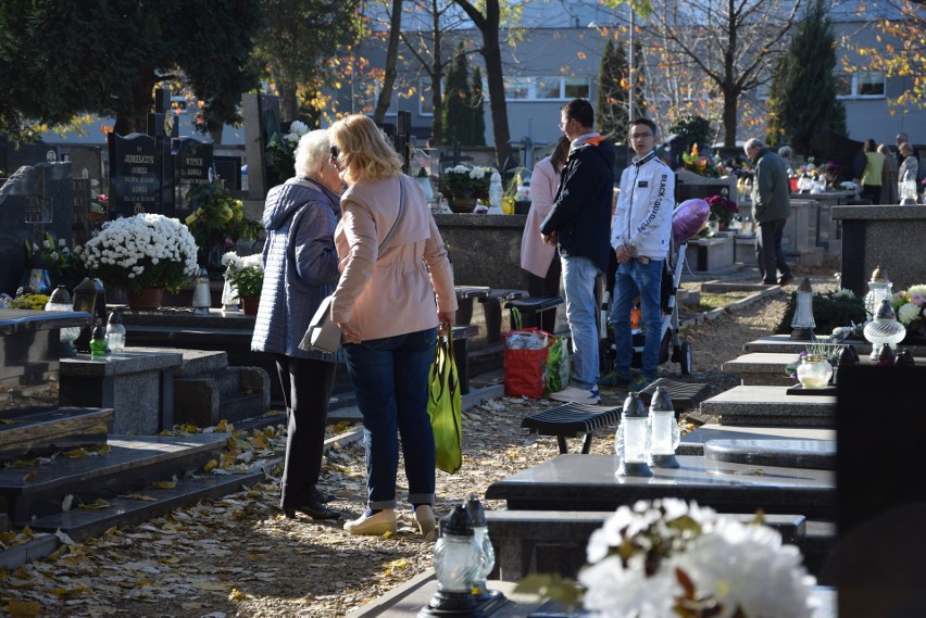 Tysiące częstochowian odwiedza cmentarze...