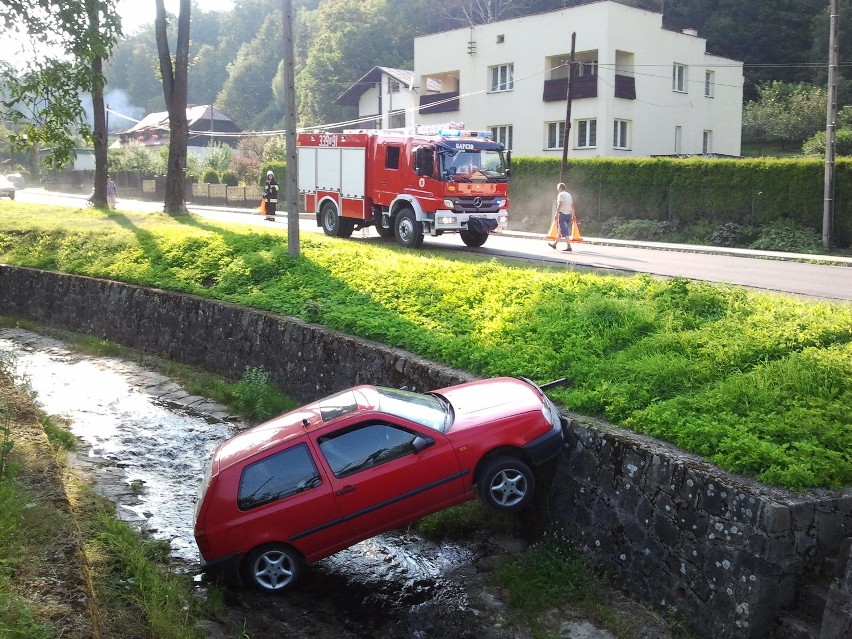 Auto wpadło do rzeki w Bystrej