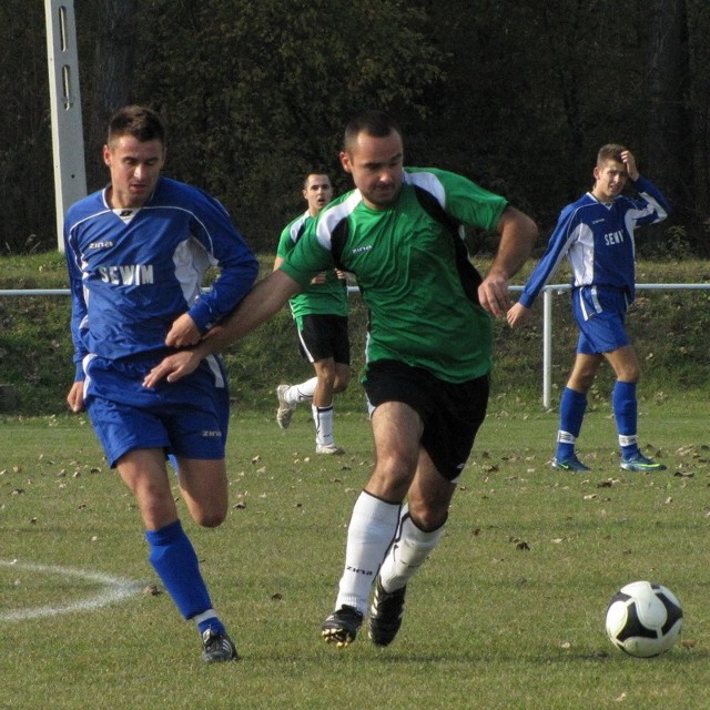 Przez pierwsze 40 minut piłkarze z Małkini (zielone koszulki) toczyli wyrównany pojedynek.