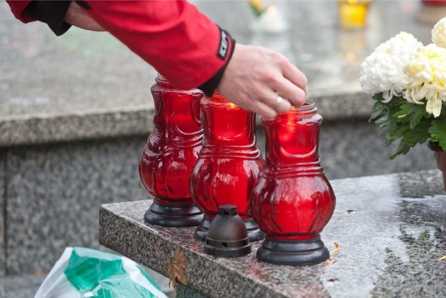 Uroczystość Wszystkich Świętych zbliża się wielkimi krokami. 1 listopada wielu z nas uda się na cmentarz, by zapalić znicz na grobach bliskich. Sklepy już od kilku tygodni kuszą promocjami na znicze, wkłady i sztuczne kwiaty. Wybór jest ogromny - w marketach kupimy zarówno proste, tradycyjne znicze za nieco ponad złotówkę, jak i duże, bogato zdobione produkty za blisko 100 zł. W jednym miejscu zebraliśmy dla Was najciekawsze oferty. Zobaczcie, co proponują sklepy na Wszystkich Świętych i gdzie warto kupić znicze. Oto oferty takich sklepów jak Biedronka, Lidl, Kaufland, POLOmarket, Aldi, Stokrotka i Netto. SZCZEGÓŁY NA KOLEJNCYH STRONACH >>>