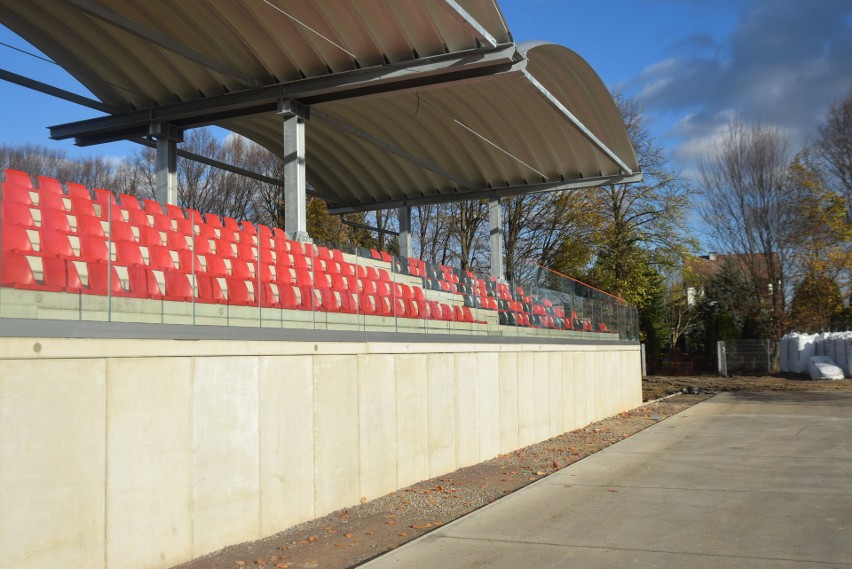 Przebudowywany stadion Oskara Przysucha jest już niemal gotowy. Są krzesełka, murawa. Zobaczcie nowe zdjęcia 
