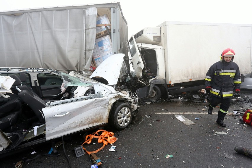 26-01-2017 piotrkow karambol na autostradzie a1 pod...