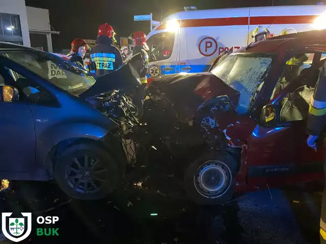 Groźny wypadek w Niepruszewie. W poniedziałek po południu na ul. Poznańskiej zderzyły się dwa samochody. Ze wstępnych informacji wynika, że dwie osoby zostały ranne. Kolejne zdjęcie -->