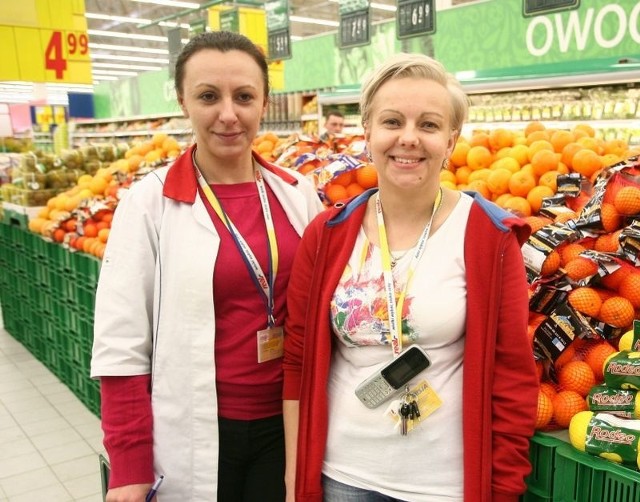 W nowym radomskim Realu trwają ostatnie przygotowania do przyjęcia klientów. Na zakupy zapraszają pracownice Małgorzata Sikora (z lewej) i Agnieszka Glib.