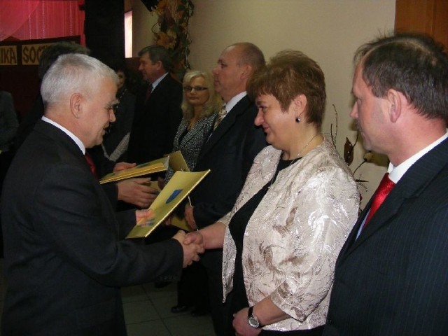 Nagrody z okazji Dnia Pracownika Socjalnego wręczył Andrzej Matynia, starosta starachowicki.