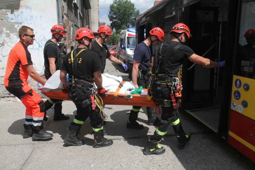 Otyła pacjentka nie zmieściła się do karetki. Z mieszkania wyciągali ją strażacy, do szpitala zawiózł autobus [ZDJĘCIA]