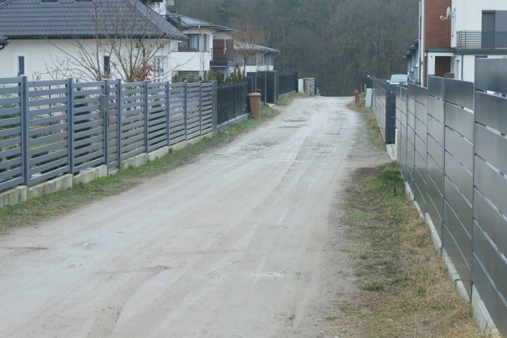 Mieszkańcy ulicy Skowronkowej od lat dopominają się asfalt....