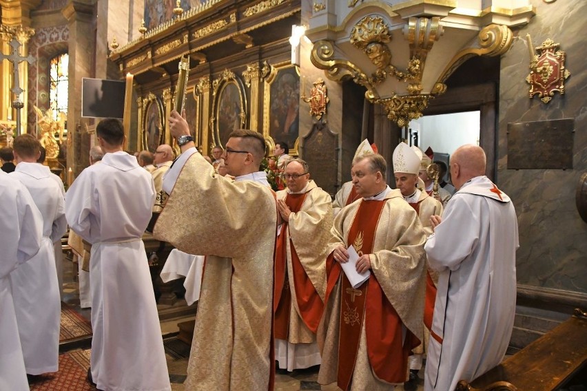Biskupi i kilkuset księży z całej diecezji na mszy świętej w Bazylice Katedralnej w Kielcach z okazji Dnia Kapłańskiego [ZDJĘCIA, WIDEO]