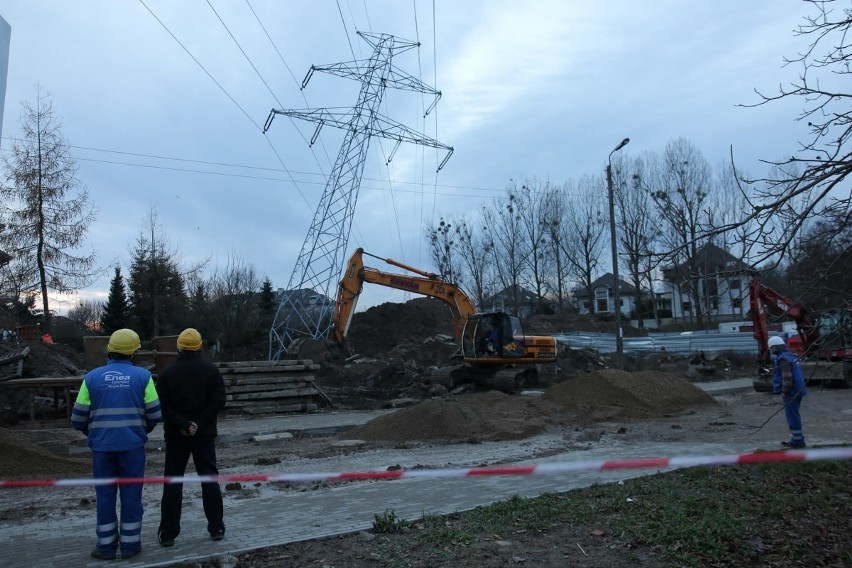 Pochylony słup wysokiego napięcia przy ul. Sarniej w...