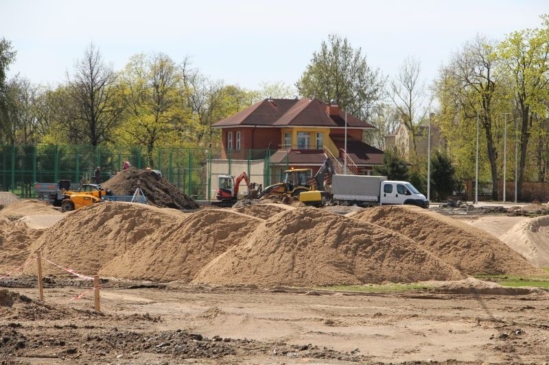 Stadion Lekkoatletyczny. Trybuna na 1000 miejsc pnie się do góry (zdjęcia, wideo)