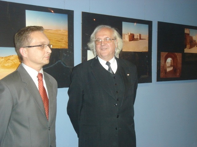 Stanisław Gąsior (z prawej) pokazał na zdjęciach pustynne krajobrazy. Obok Robert Kaczor, dyrektor kina Helios