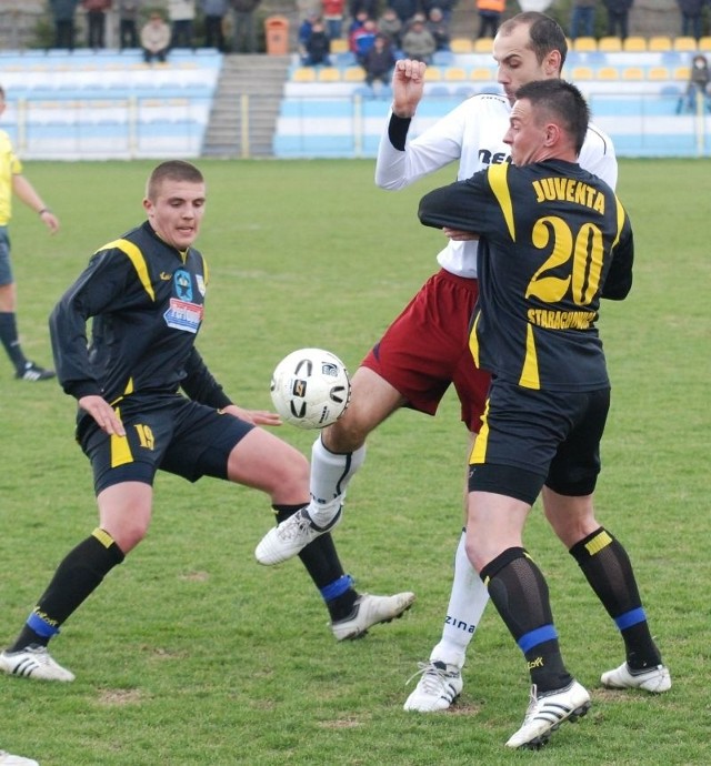 Piotr Kajda (w środku) z Wiernej Małogoszcz nie zawodzi. Wiosną zdobył już cztery bramki, a w tym sezonie strzelił już 15 goli.