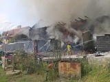 Duży pożar w powiecie trzebnickim. Palą się magazyny z odzieżą używaną 