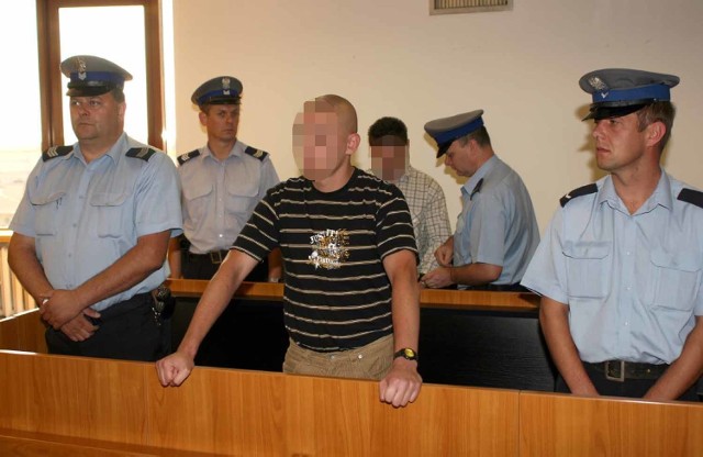Oskarżony Krzysztof T. (z przodu) za śmiertelne pobicie został skazany na sześć lat, Oktawiusz A. na osiem lat więzienia.