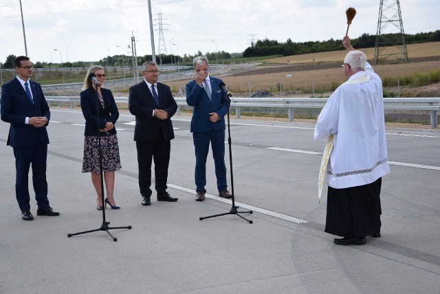 Jak podkreślał premier Morawiecki, budowa i oddanie do użytku autostrady nie jest pracą jednej kadencji, ale efektem wieloletniej współpracy na rzecz rozwoju dróg w Polsce. W uroczystości udział wzieła także komisarz Elżbieta Bieńkowska.